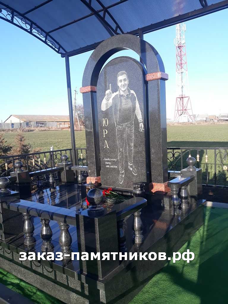 Черная ограда на могилу из Карельского камня фото