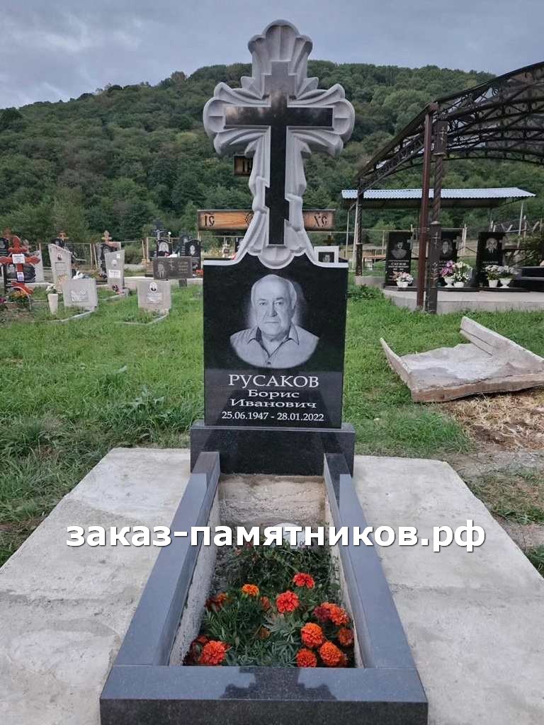 Гранитный памятник с резным православным крестом в кресте фото
