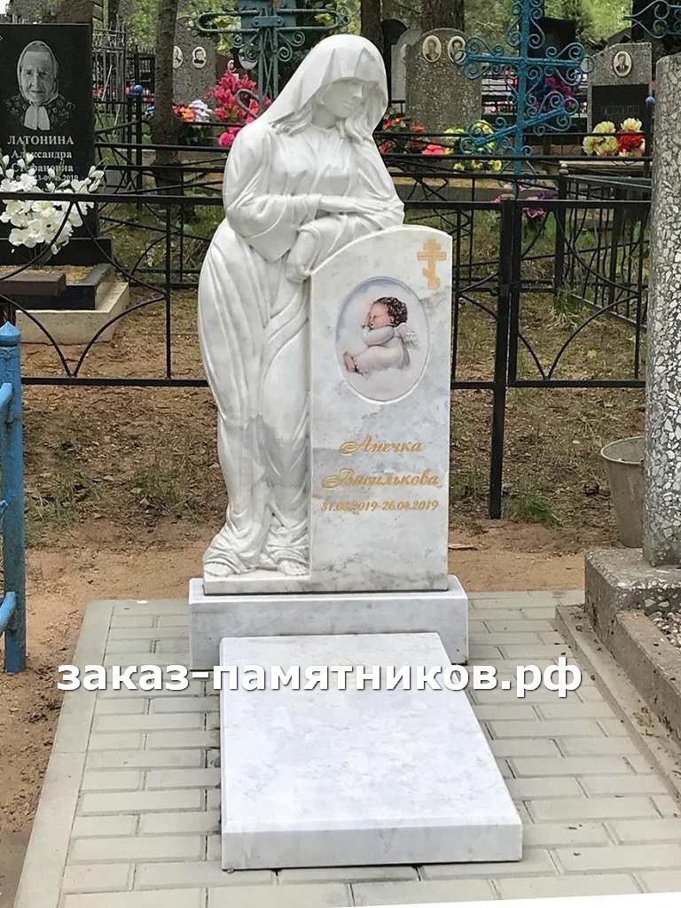 Белый памятник ребенку со скорбящей матерью фото