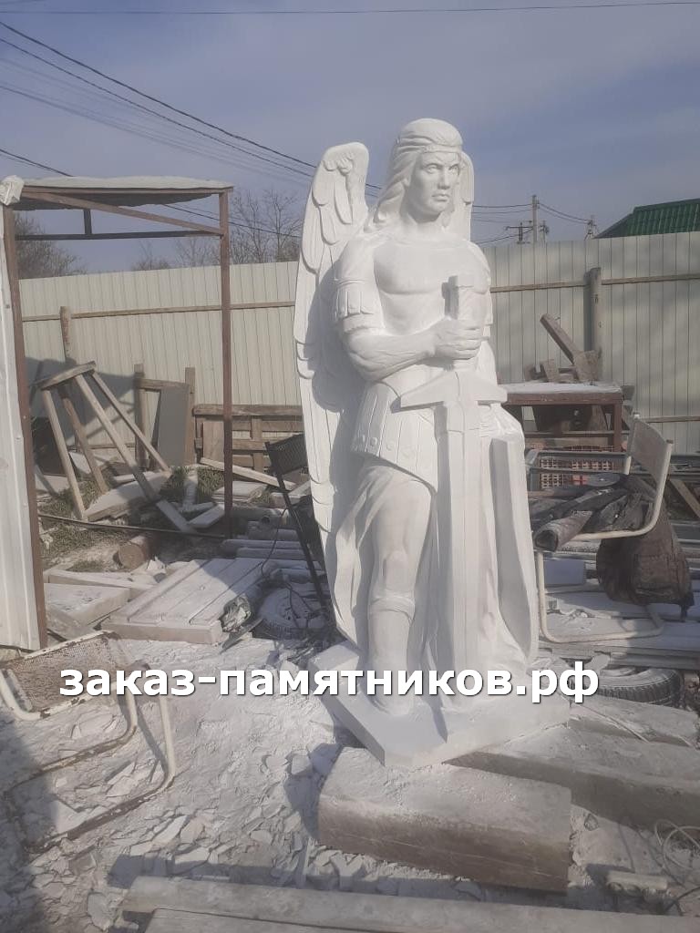 Белый мраморный ангел с мечем и шитом фото