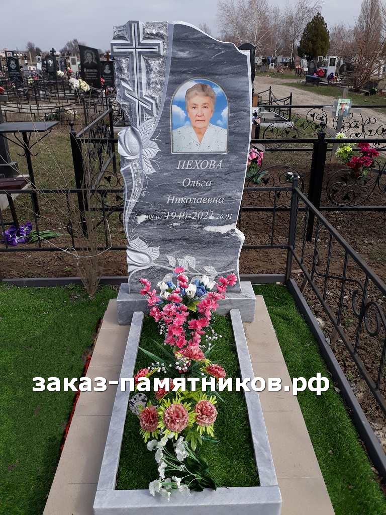 Резной мраморный памятник с крестом и розами фото