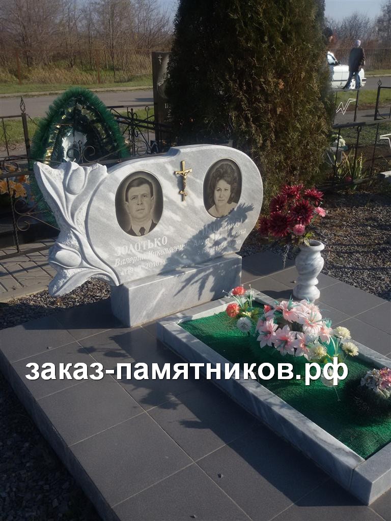 Памятник из серого мрамора на двоих с тюльпанами фото