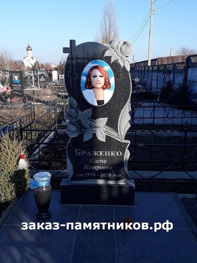 Фигурный гранитный памятник женщине с розами фото