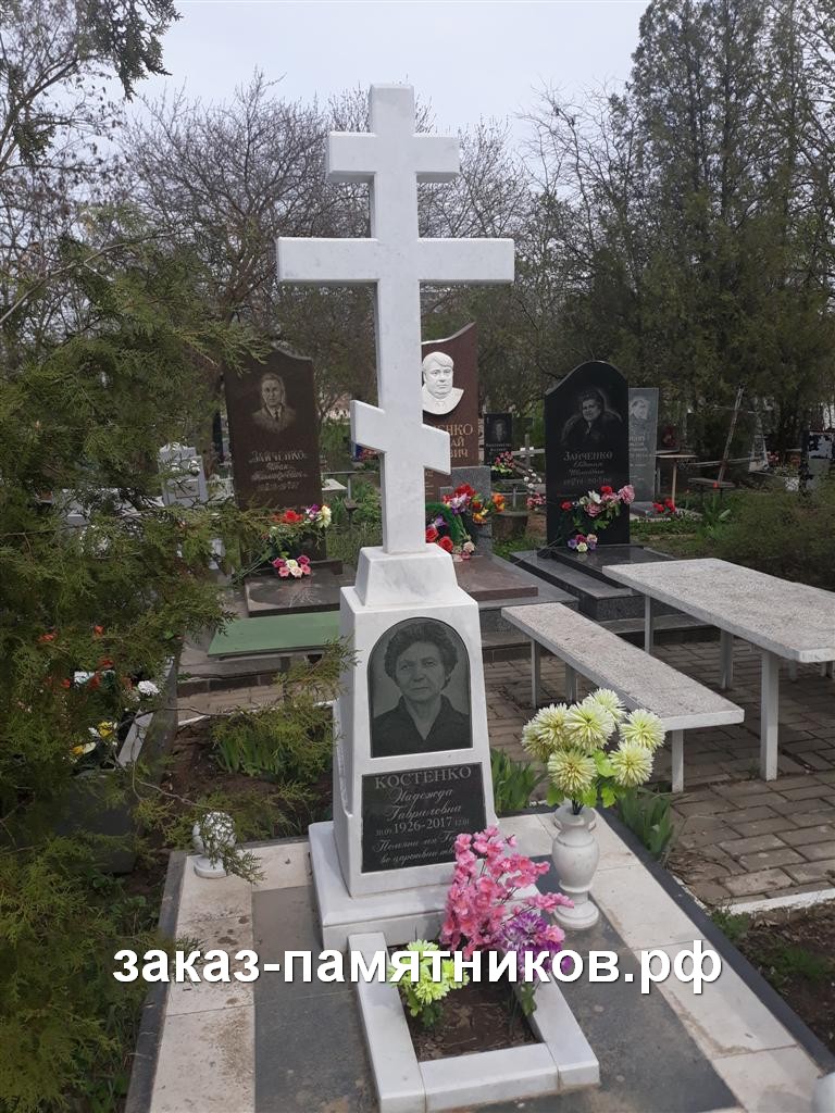 Памятник в виде креста из белого мрамора фото