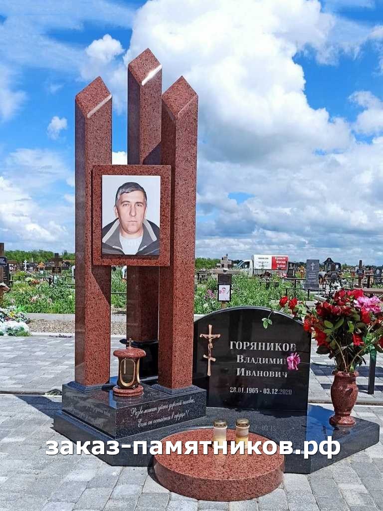 Мемориал из Украинского гранита с тремя столбами фото