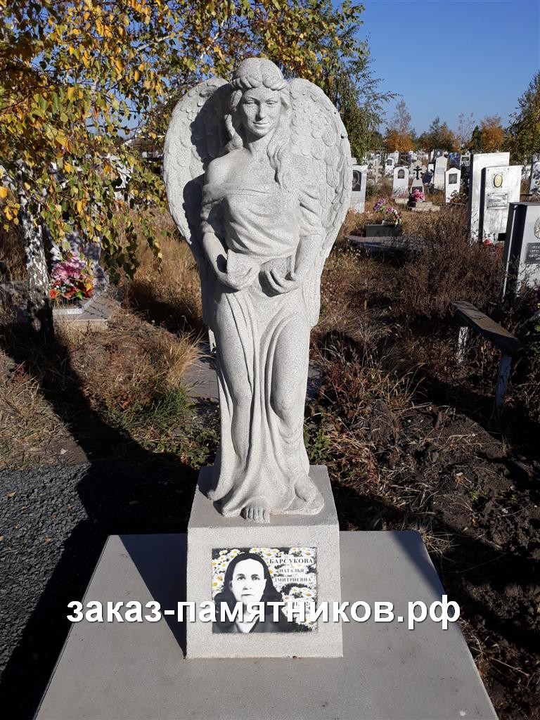 Скульптура ангела на могилу из серого мрамора фото