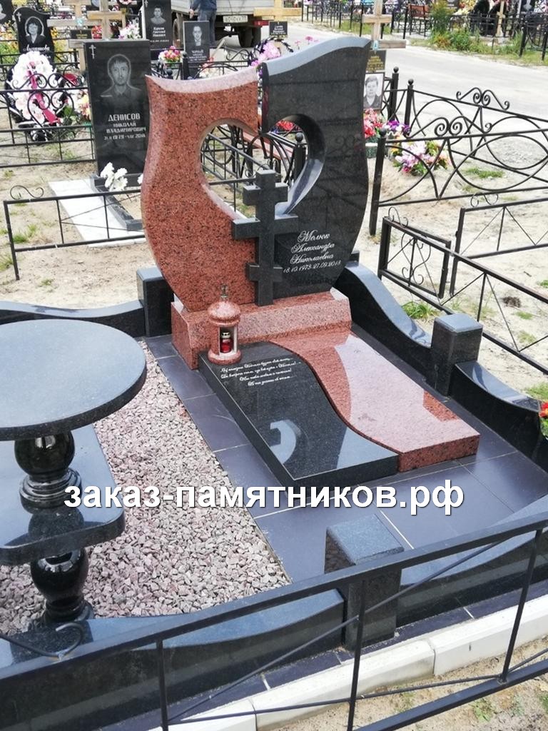 Памятник из красного и черного гранита со сквозным сердцем фото