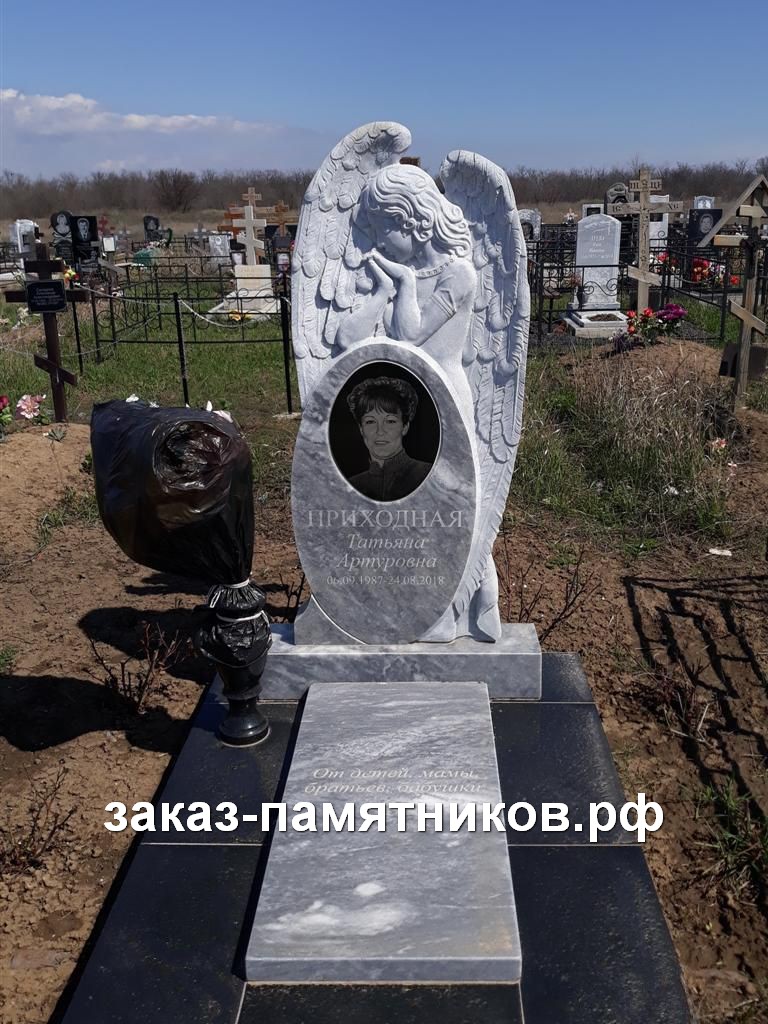 Памятник из серого мрамора со скорбящим ангелом фото