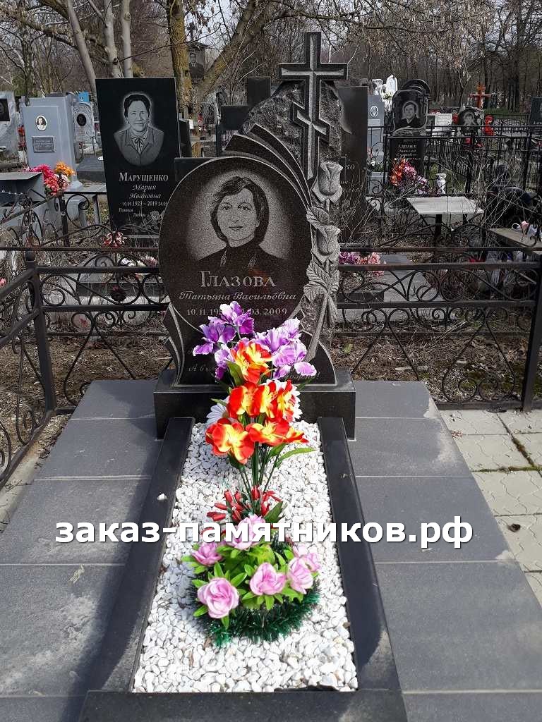 Памятник из гранита женщине с крестом и цветами фото