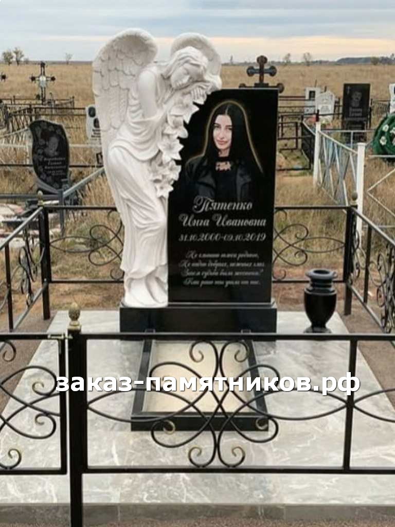 Черный памятник девушке с ангелом из белого мрамора фото