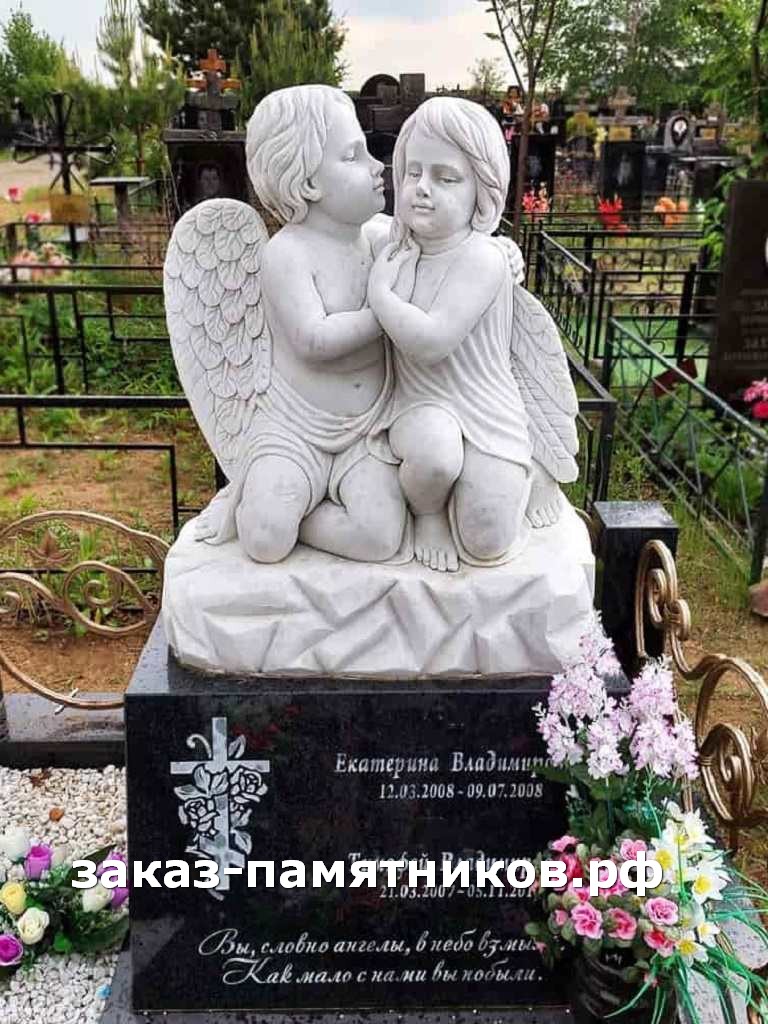 Скульптура ребенка с ангелом из белого мрамора фото