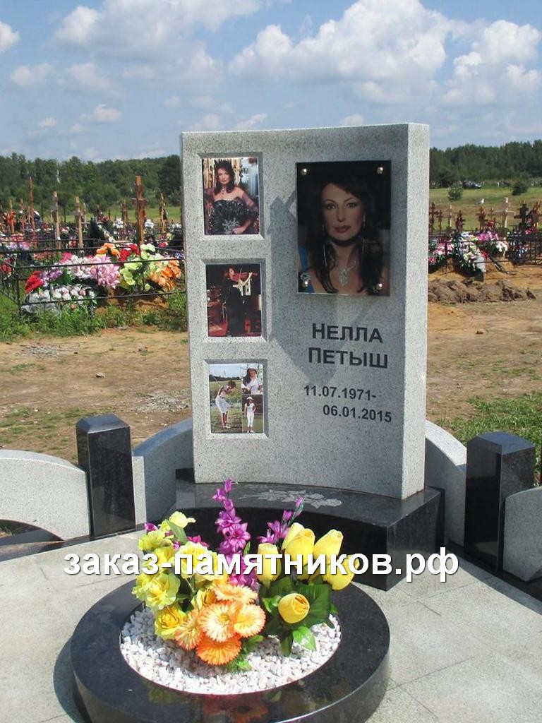 Памятник из серого гранита с фотографиями и круглым цветником фото