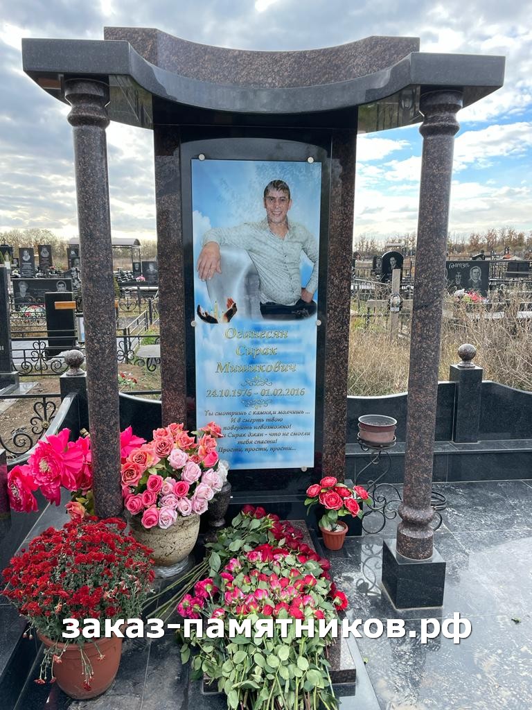 Комплекс на могилу из Дымовского гранита с цветным портретом фото
