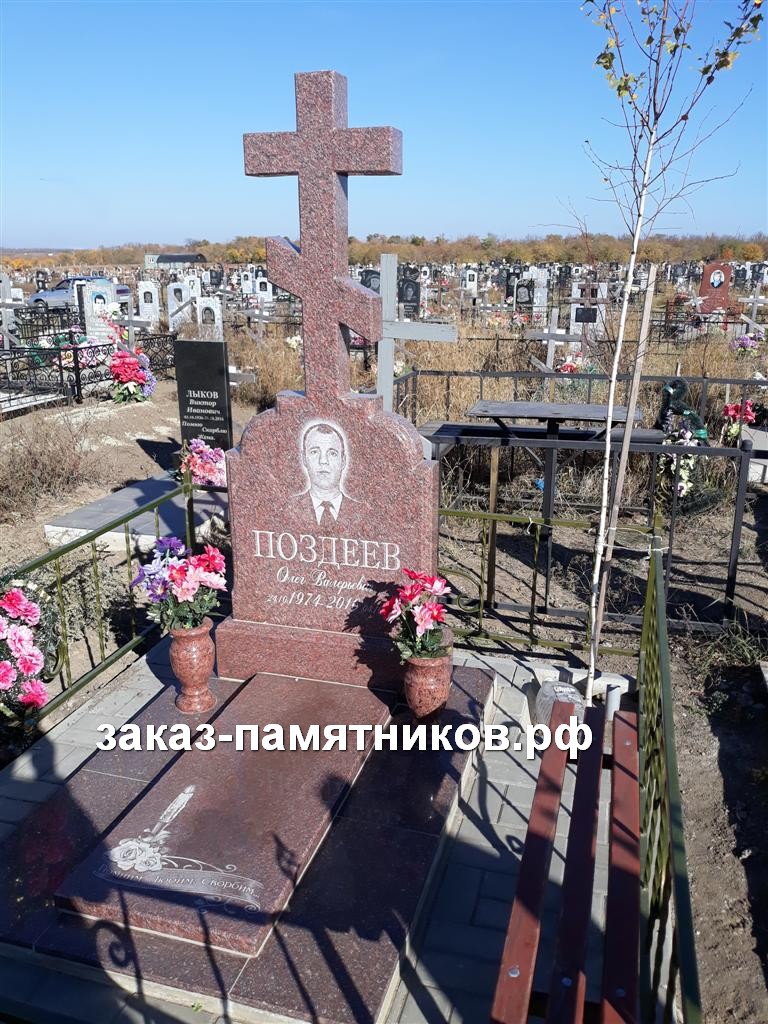Памятник в виде креста из красного гранита с надгробием и вазами фото