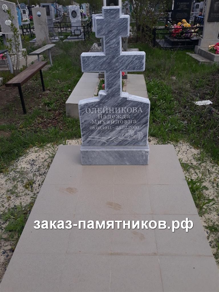 Памятник в форме креста из серого мрамора без цветника фото