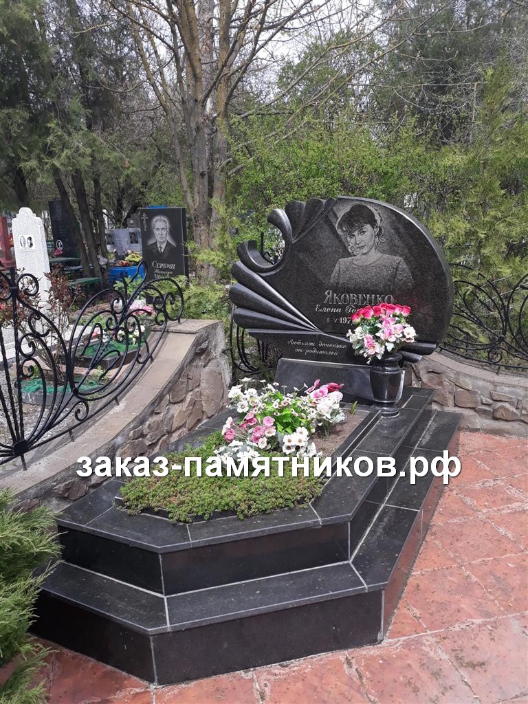 Черный памятник женщине со ступенчатым цветником фото