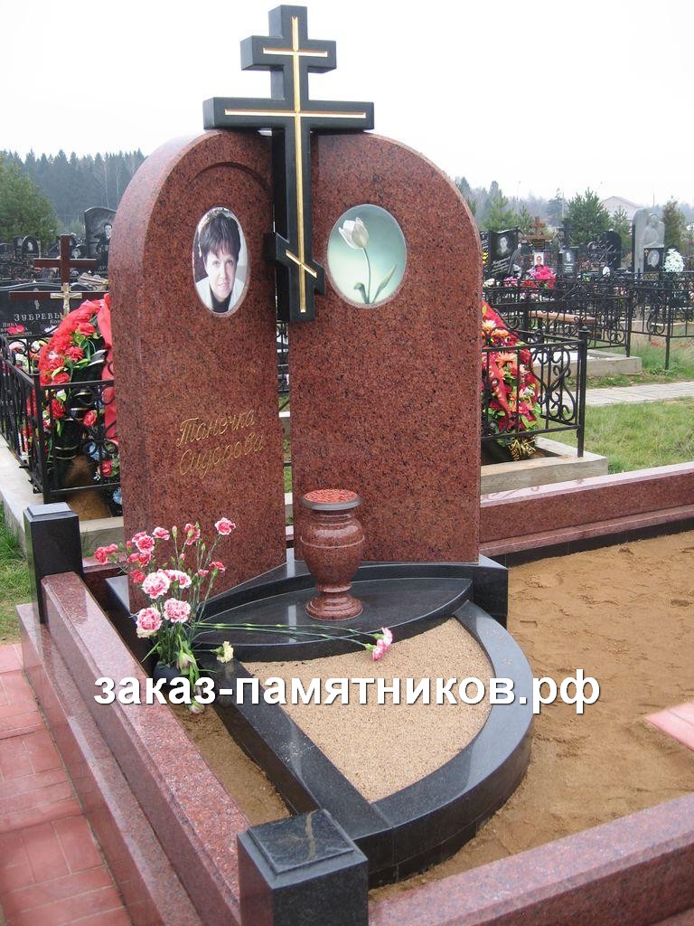 Памятник из красного гранита с черным крестом фото
