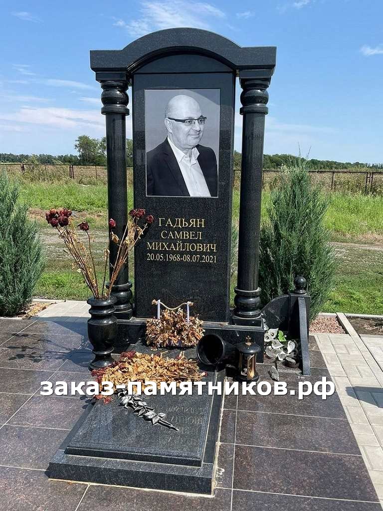 Мемориал мужчине из черного гранита с аркой фото
