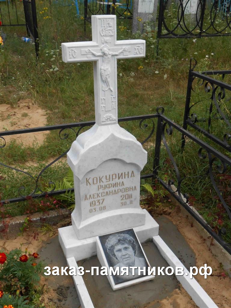 Памятник из белого мрамора в виде креста с распятием фото