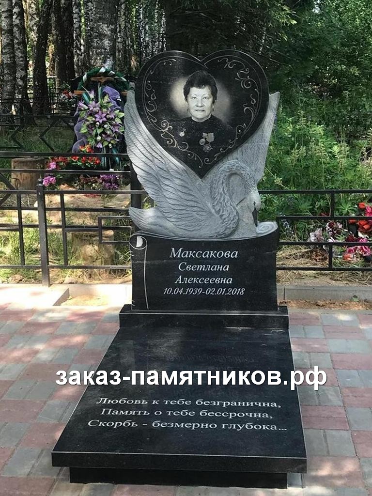 Памятник из черного гранита с сердцем и лебедем фото