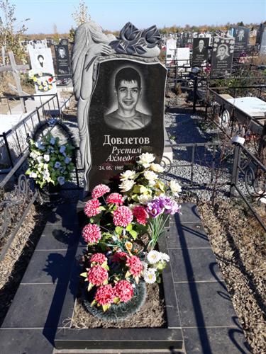 Надгробие в виде сердца из черного гранита с резными розами и цветником фото