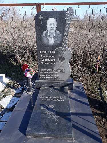 Четный гранитный памятник мужчине с гитарой фото