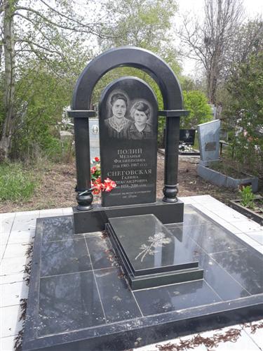 Мемориал маме и сестре из карельского гранита фото
