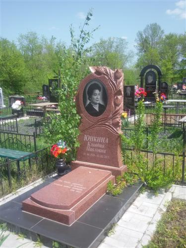 Монумент на могилу из красного гранита с розами фото