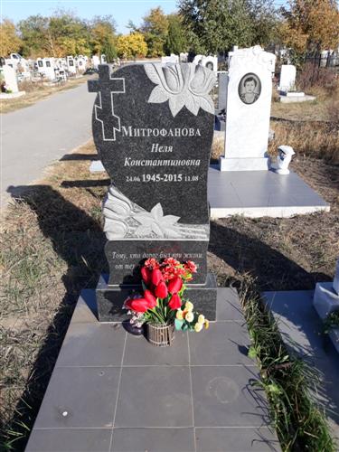 Надгробие без портрета с розами фото