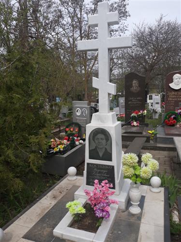 Надгробие в виде креста из белого мрамора матери фото