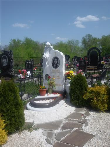 Памятник на могилу из белого мрамора с ангелочком фото