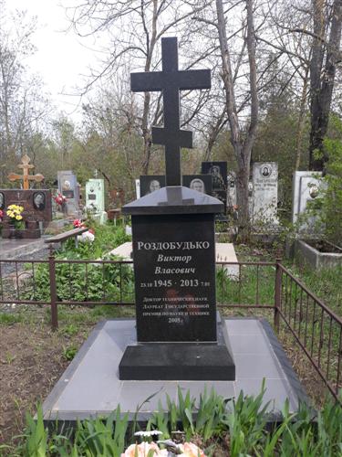 Памятник без портрета в виде православного креста на тумбе фото