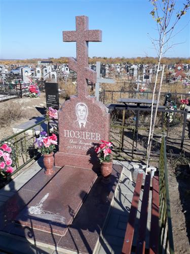 Памятник из красного гранита в виде креста с надгробием и двумя вазами фото