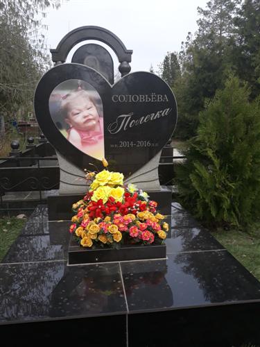 Постамент в виде сердца на могилу малышке фото