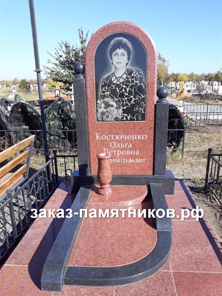 Памятник из красного гранита с черно-белым портретом и вазой фото