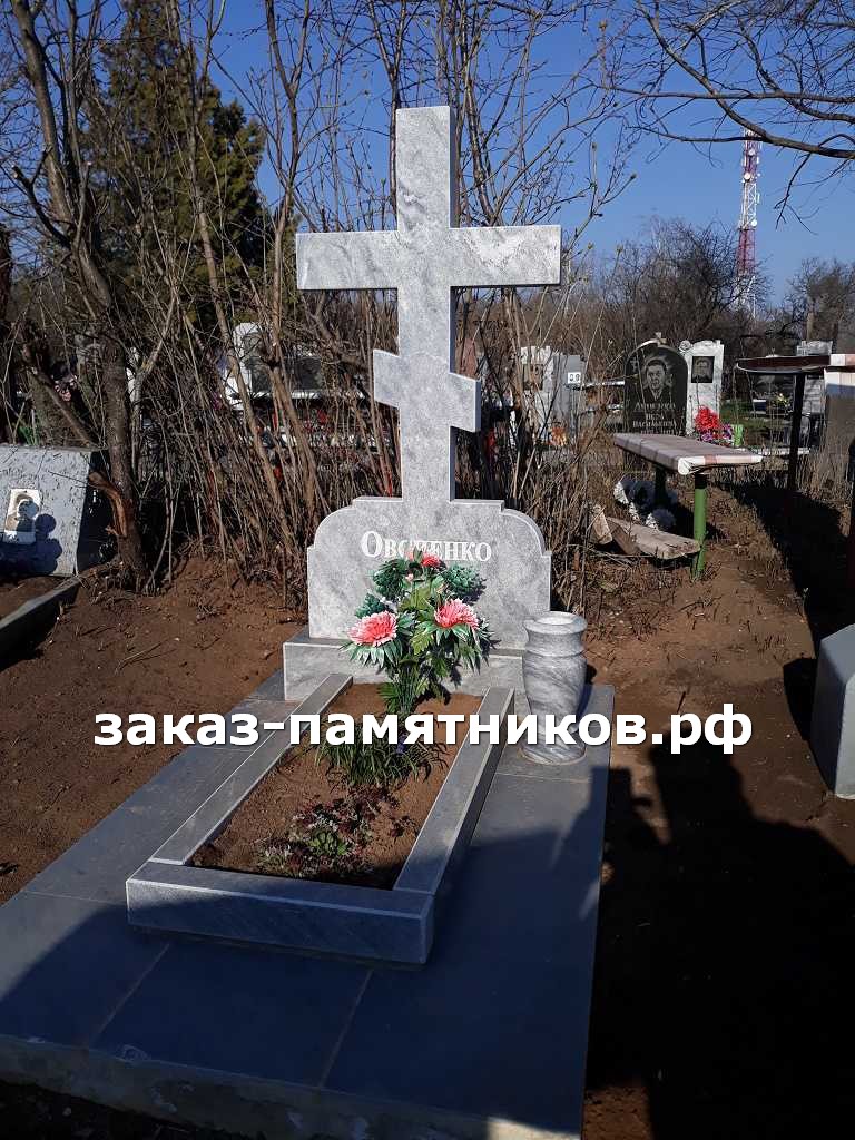 Серый мраморный памятник в виде православного креста фото